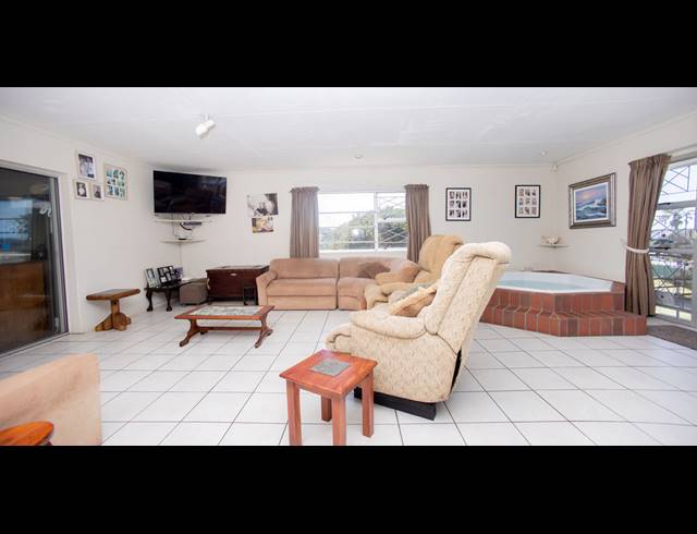 4 BEDROOM HOUSE FOR SALE IN QUEENSBERRY BAY